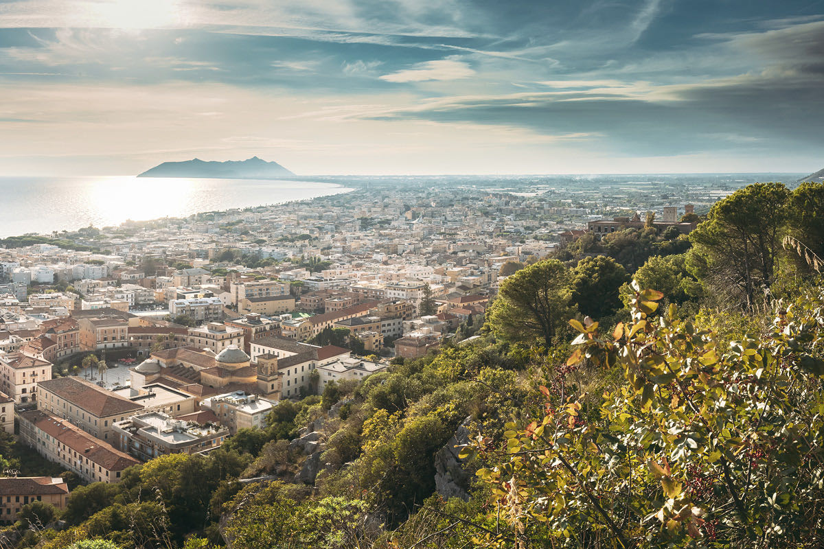 Terracina vista dall’alto: il centro storico, la città e il mare