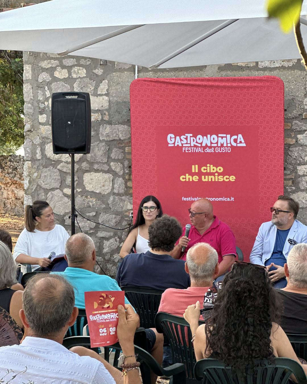 Incontro di Aspettando Gastronomica a Roccasecca dei Volsci, col telo del festival
