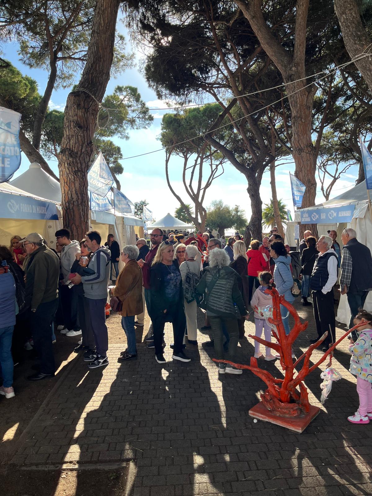 Gente fra gli stand del Festival del Pescato Locale sul lungomare di Terracina