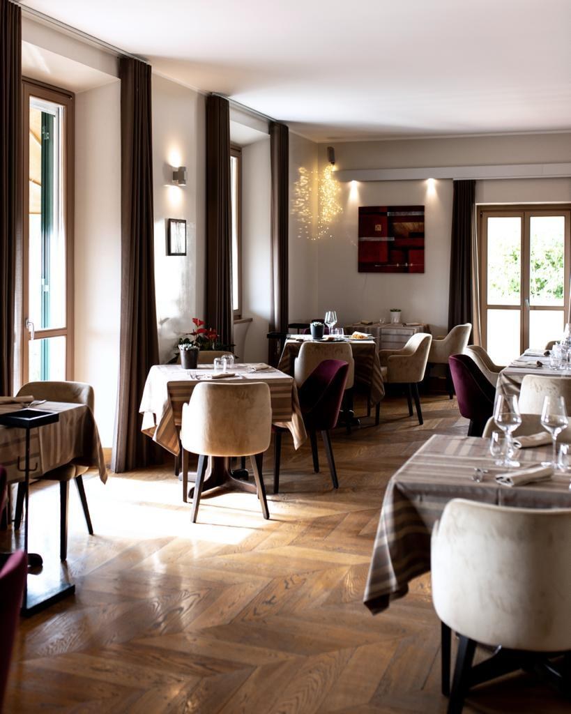 La sala apparecchiata con le finestre alte, Bottega Sarra 1932