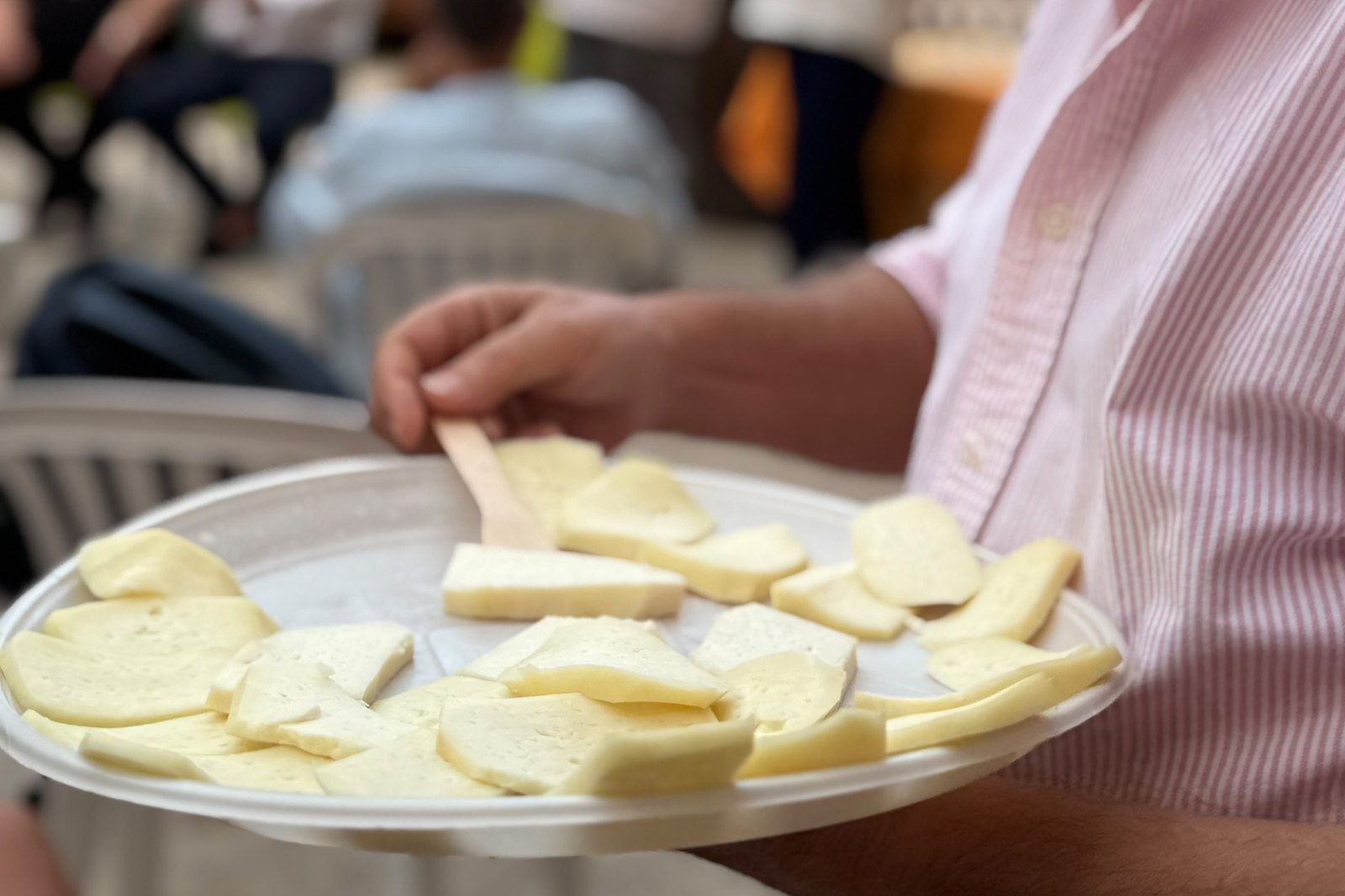 Vassoio di formaggio a fette servito in assaggio alla Fiera delle Caciottelle di Roccasecca dei Volsci