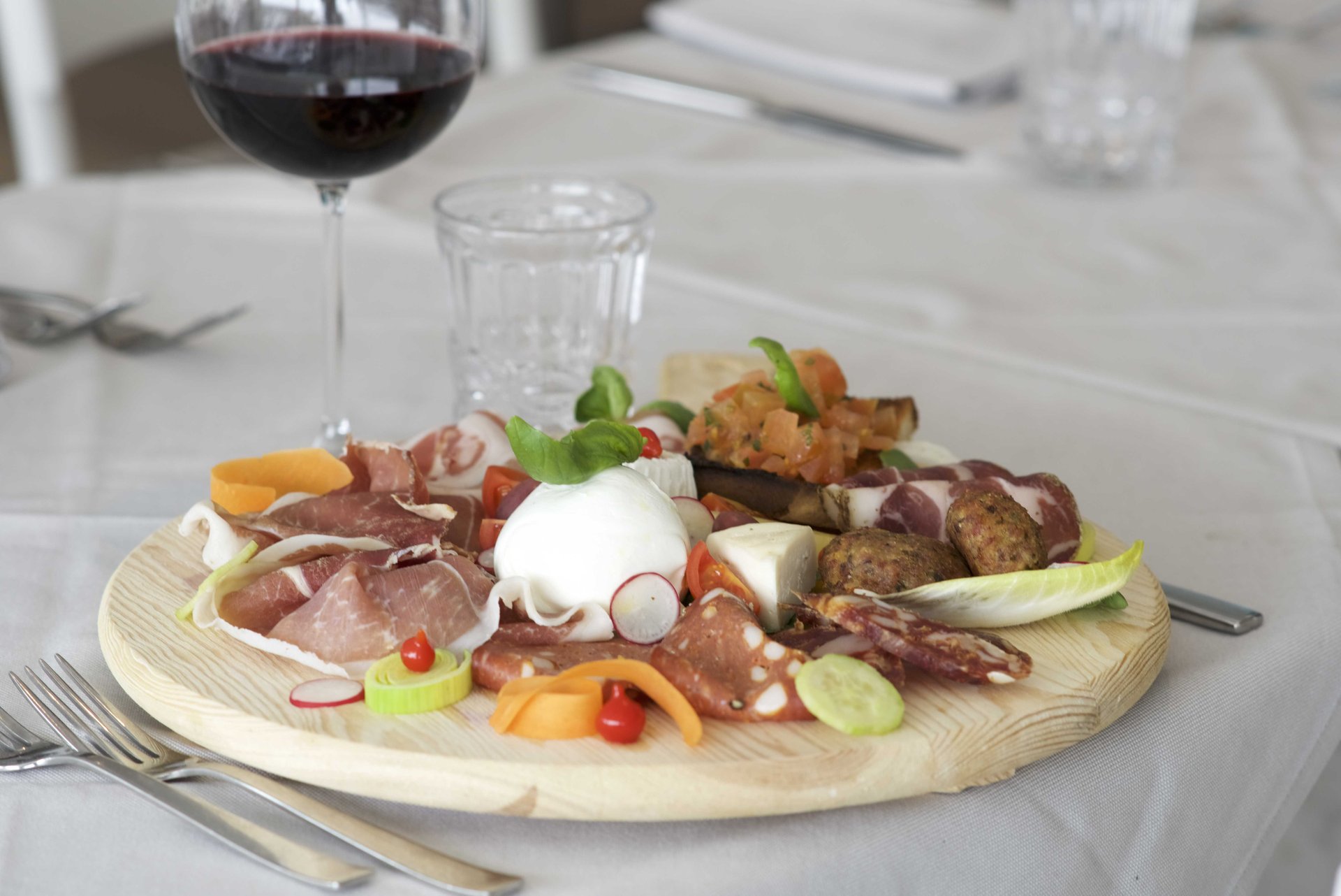 Tagliere con salumi, formaggio fresco, bruschetta e polpette, Centosedici