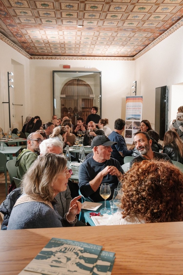 Sala piena a un incontro di Aspettando Gastronomica alla Buvette dei Musei di Priverno