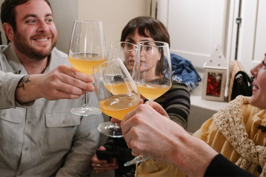 Un brindisi a tavola a una serata di Aspettando Gastronomica a Priverno
