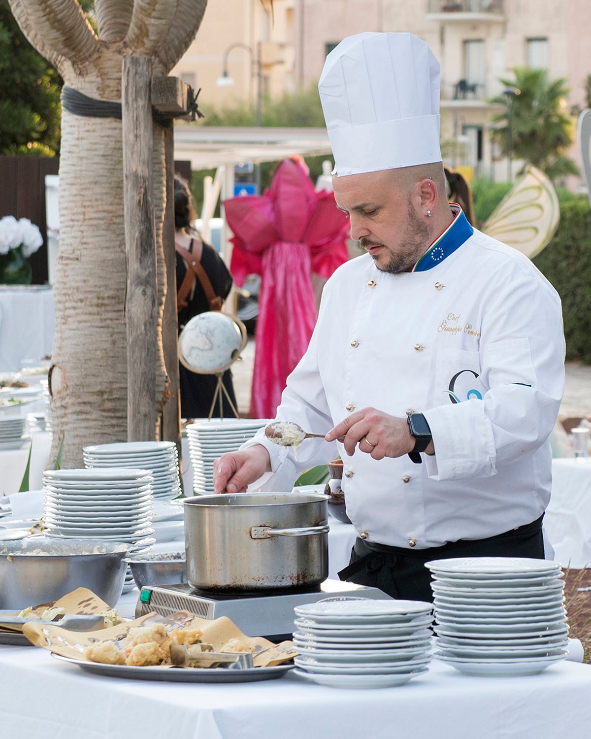 Lo chef della Capannina impiatta a un banco all'aperto durante un evento a Terracina
