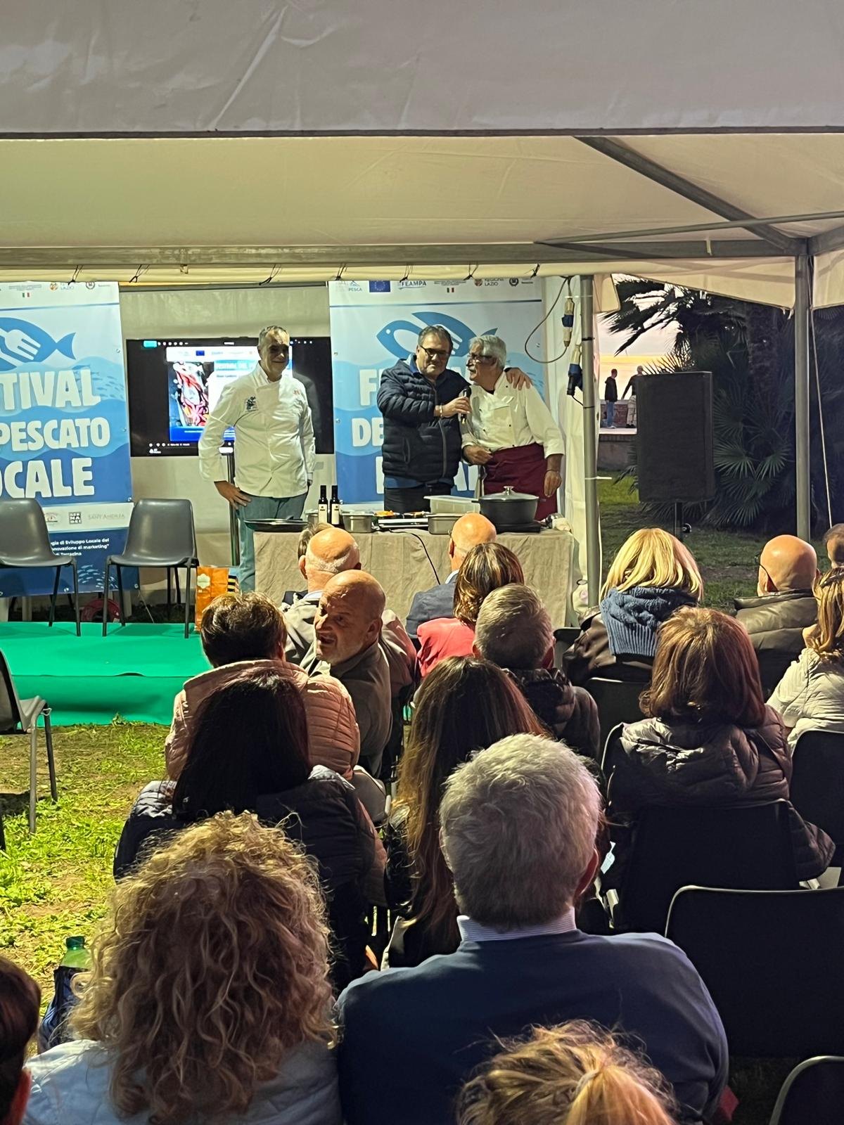 Cuochi sul palco del Festival del Pescato Locale di Terracina, col pubblico