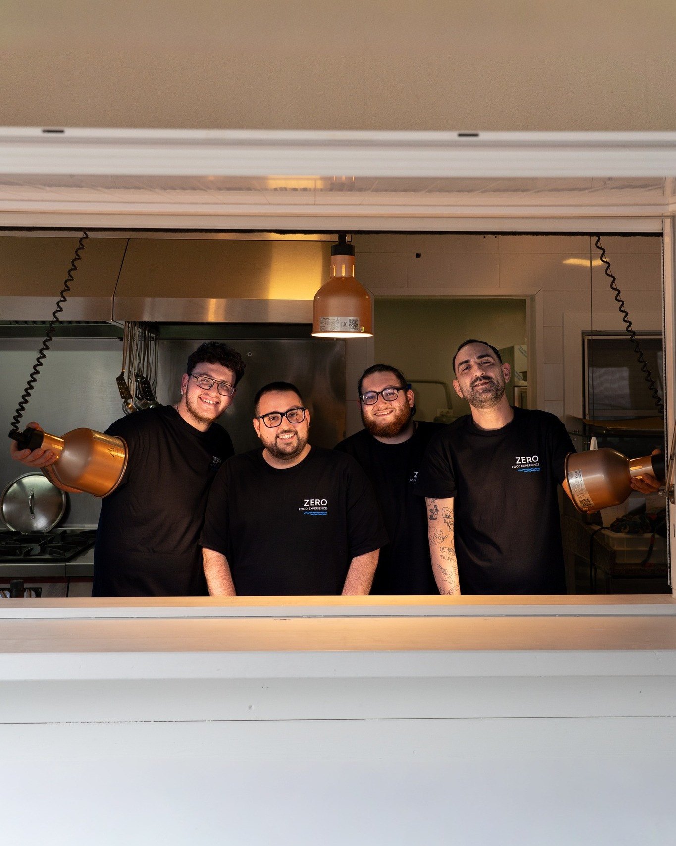 I cuochi di Zero Food Experience affacciati al passe della cucina