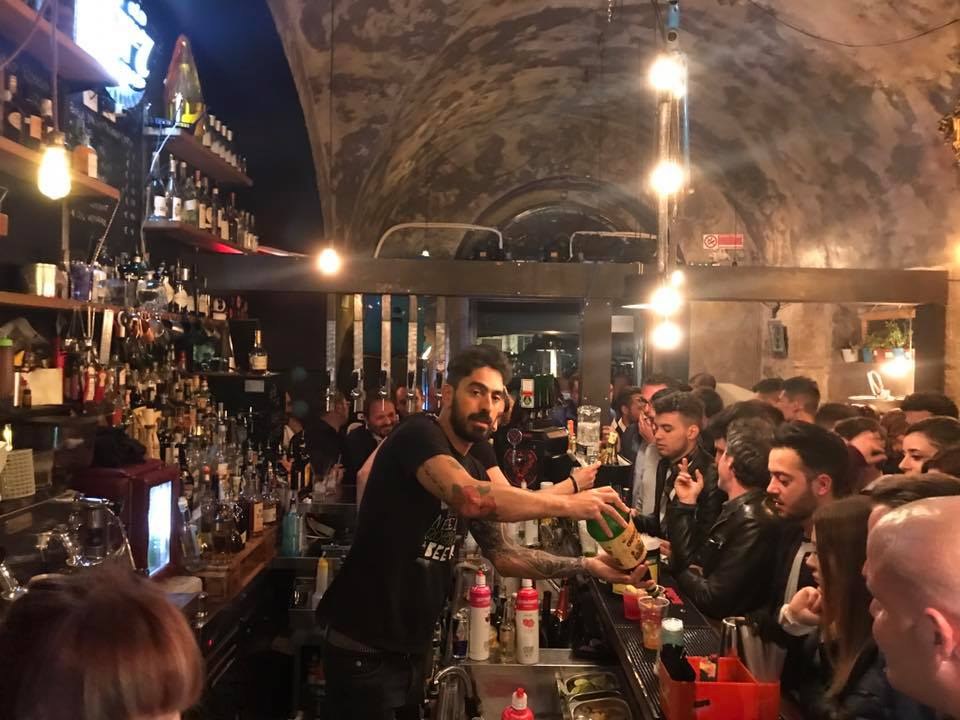 Il bancone sotto la volta di pietra, pieno di gente, Groovy