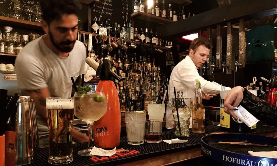 I baristi al lavoro dietro il bancone, Groovy