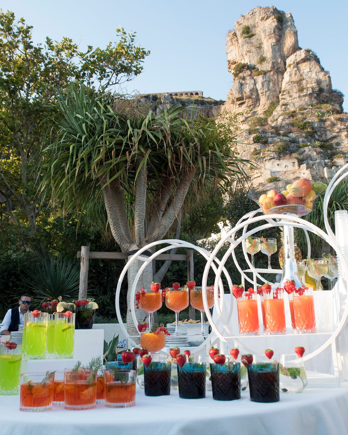 Banco degli aperitivi all'aperto (cocktail, frutta) sotto il Pisco Montano, un cameriere, La Capannina