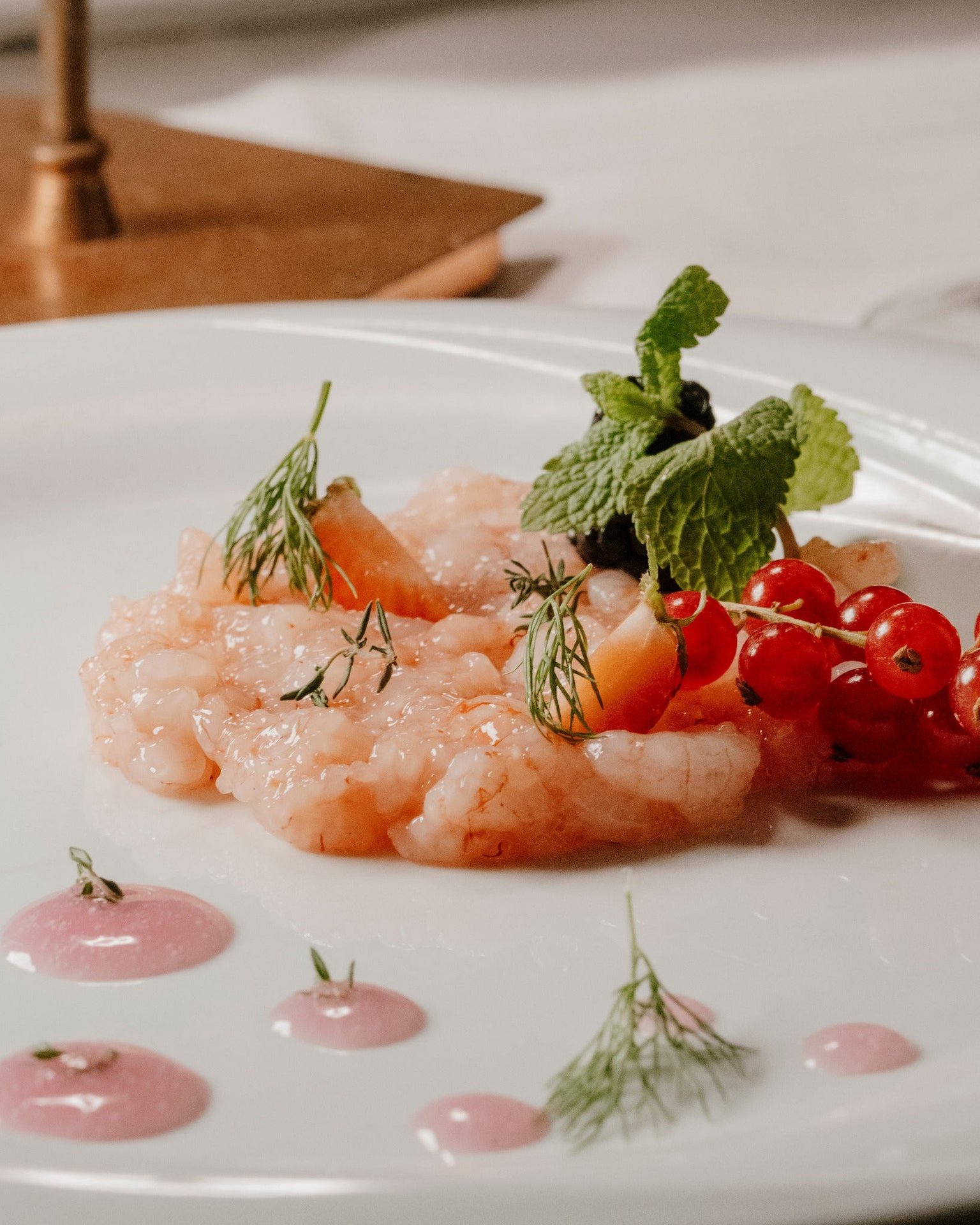 Tartare di gambero crudo con ribes, menta, aneto e gocce di salsa rosa, La Capannina