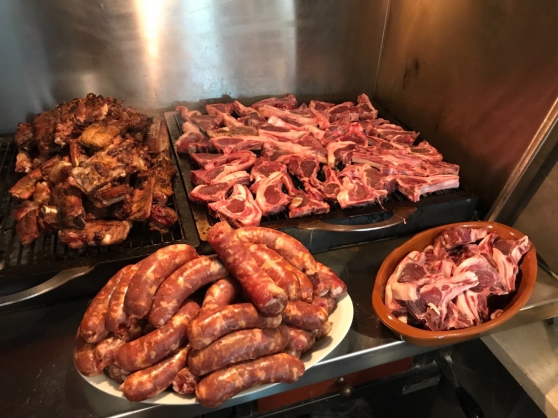 Carne alla griglia in cucina: costolette, salsicce e agnello, La Drogheria Restaurant