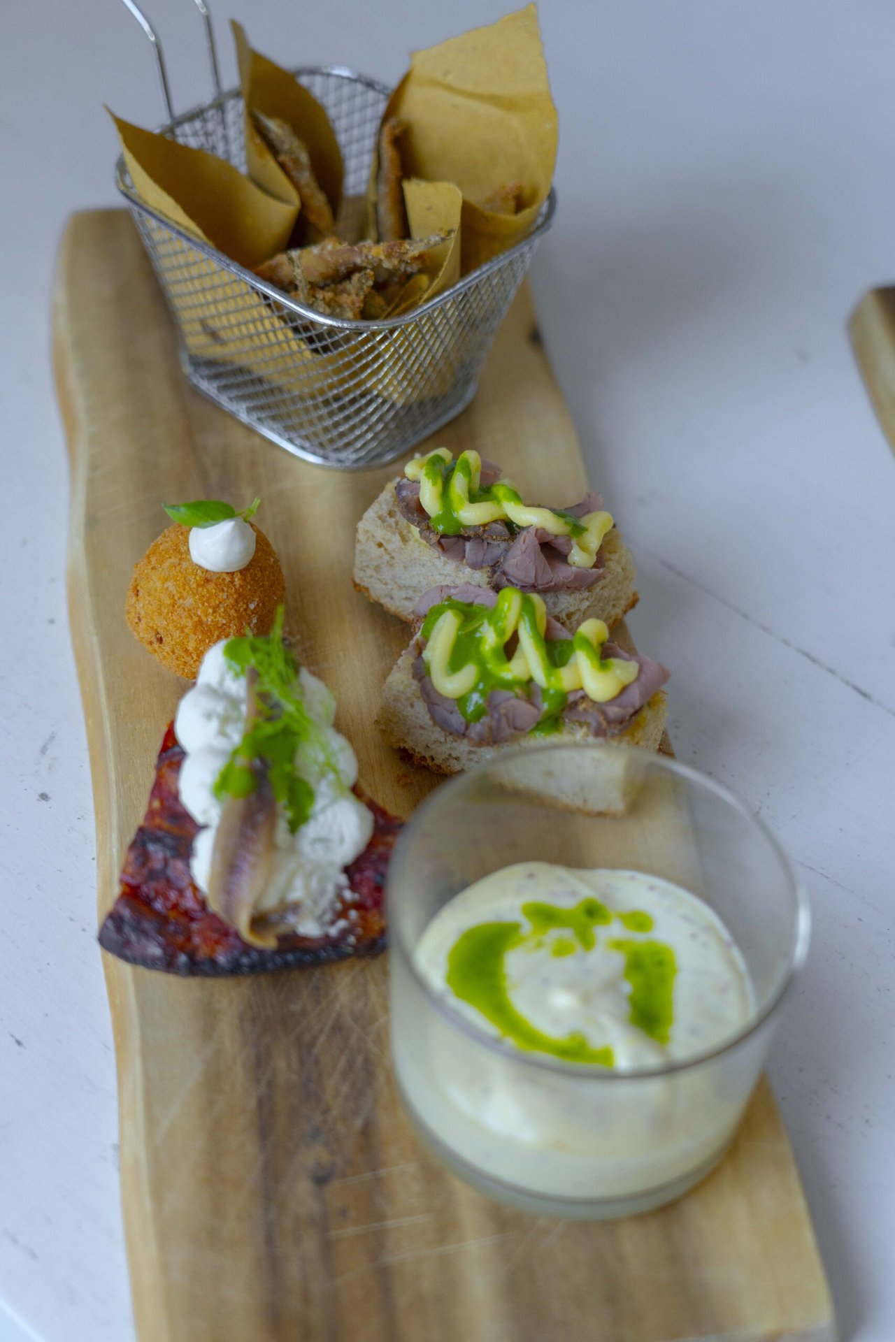 Tagliere di legno con fritturina, crostini, crocchetta, bicchierino di crema, Le Palme Village / Zero Food Experience