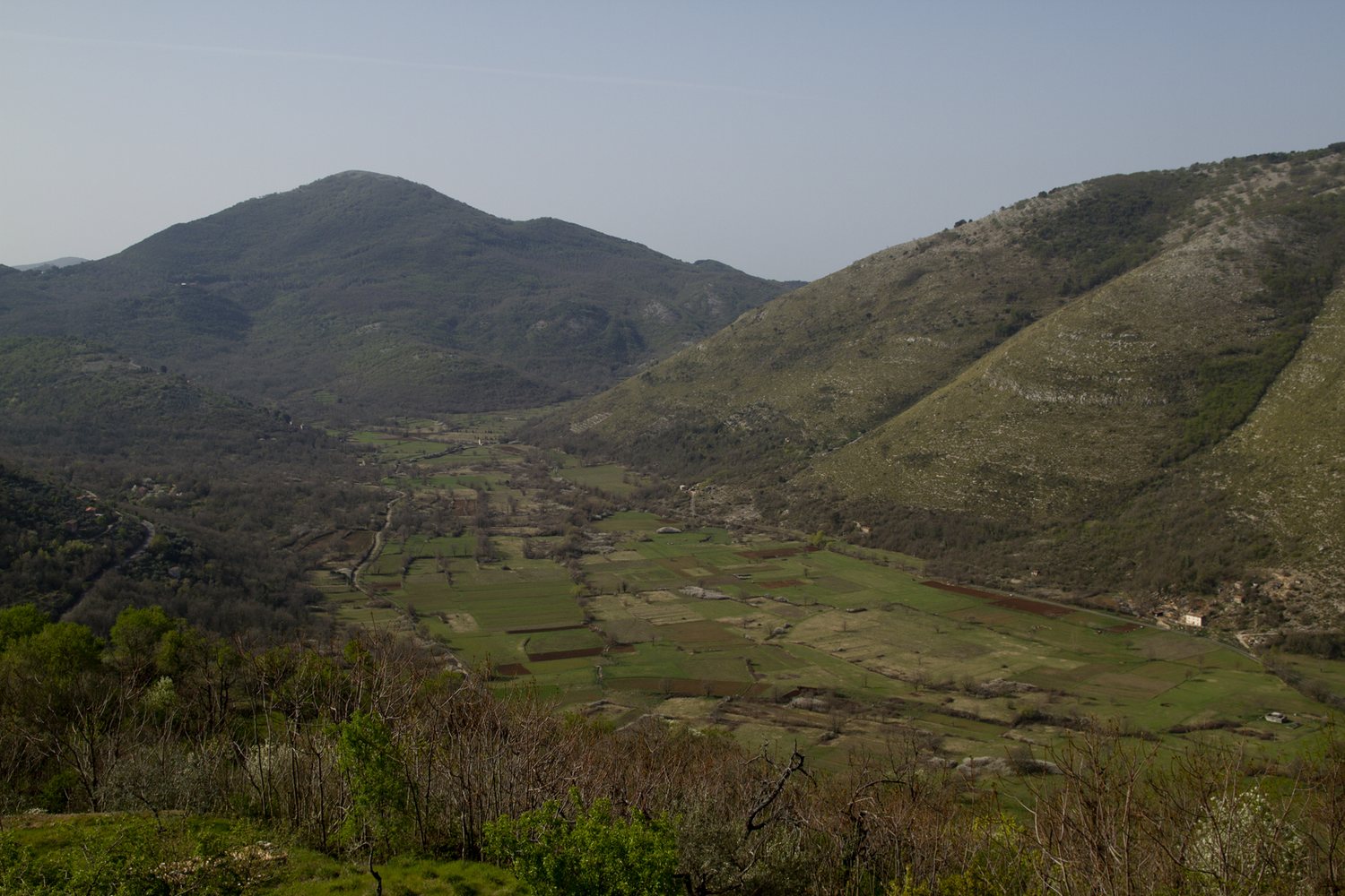 Prati e campi di montagna nella Valle di Taverna, Campodimele, fra Ausoni e Aurunci