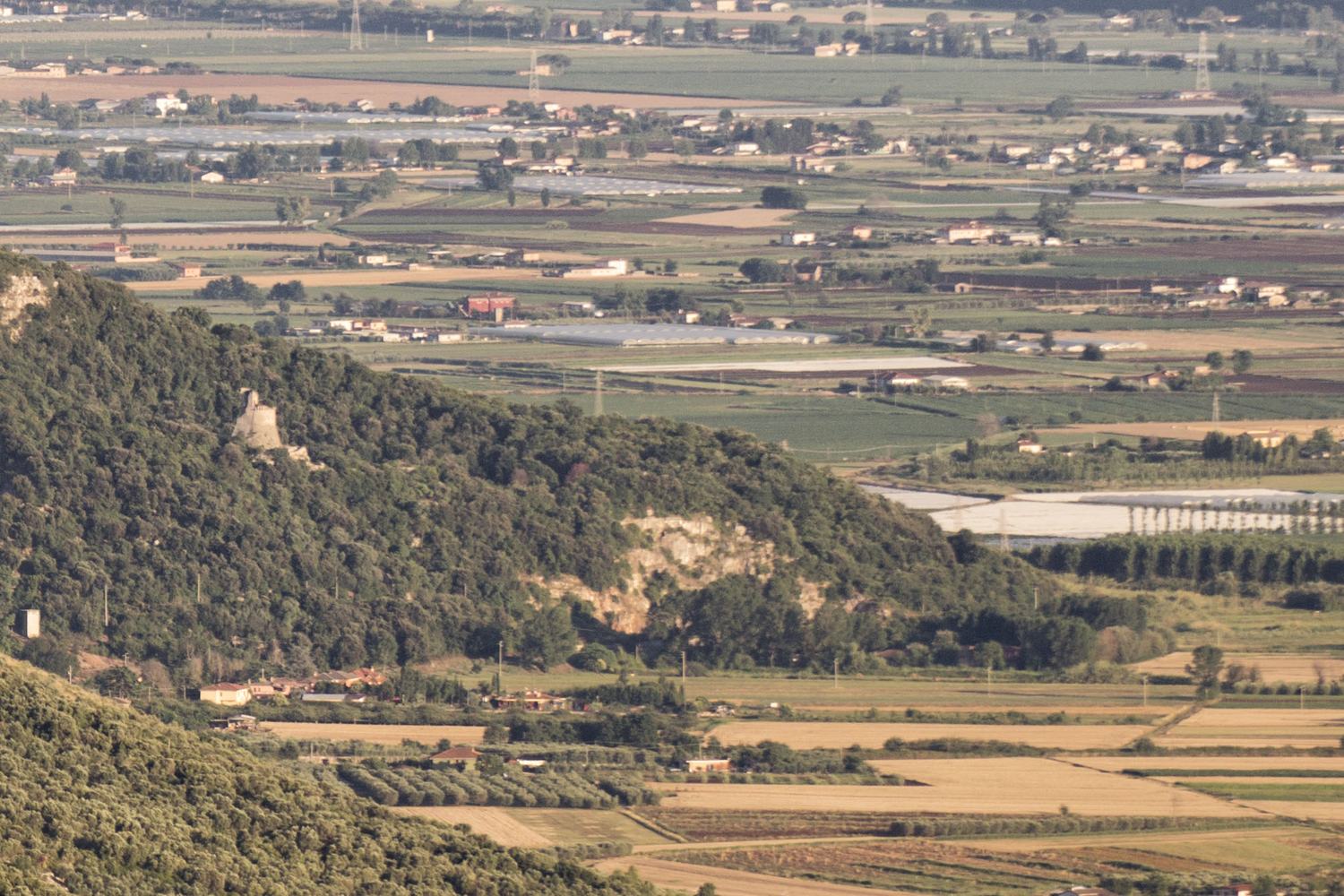 La pianura pontina a campi e poderi, vista dai Monti Lepini