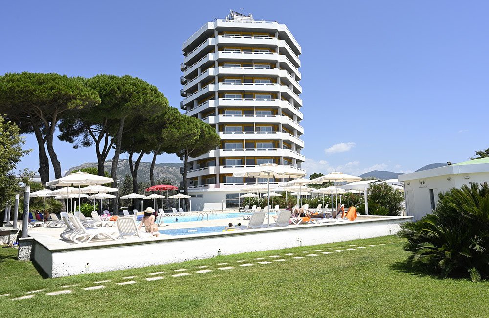 La torre dell'hotel tra i pini, piscina con lettini e ombrelloni, Torre del Sole